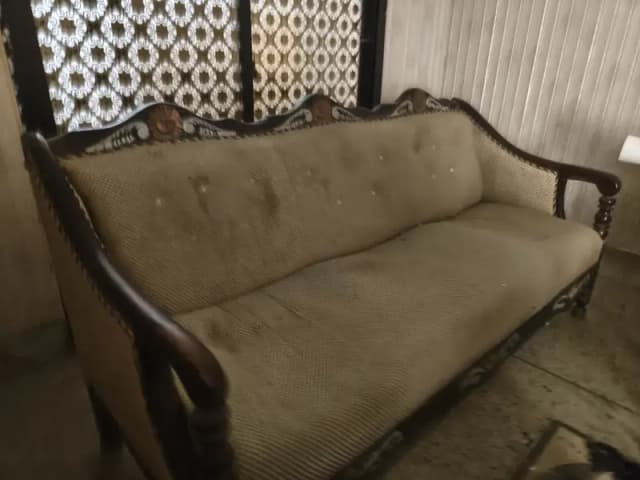 5 SEATER WOODEN SOFA SET