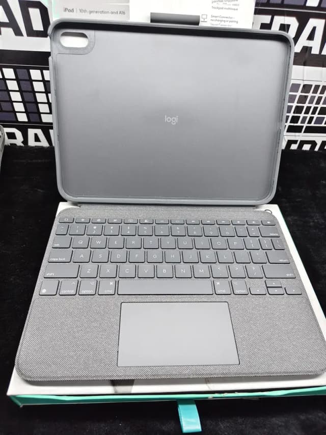 apple ipad 11th A16 generation keyboard 10.9  logitech combo touch